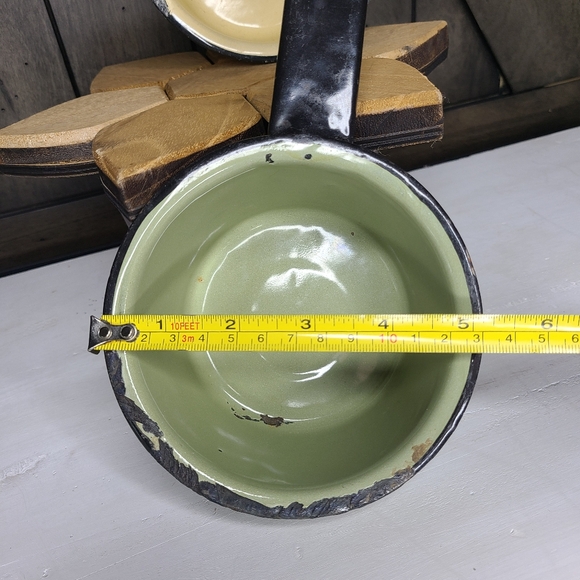 2 Vintage 5" Enamel pans with black handle yellow and green - Picture 5 of 7